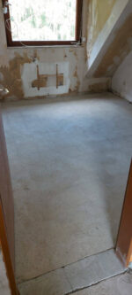 Asbestsanierung-Reihenhaus Rohr aus Asbestzement und asbesthaltige Floor Flex Platten